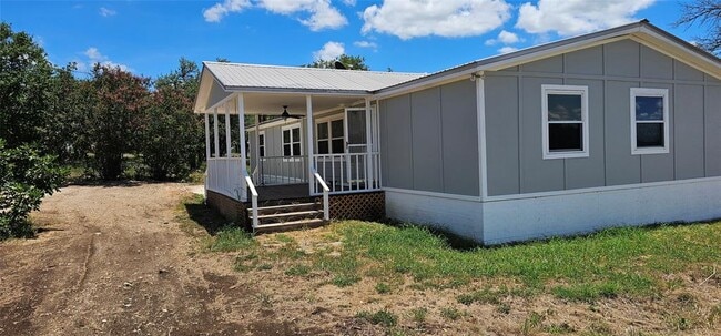1002 Glosson Ranch Rd in Dripping Springs, TX - Foto de edificio - Building Photo