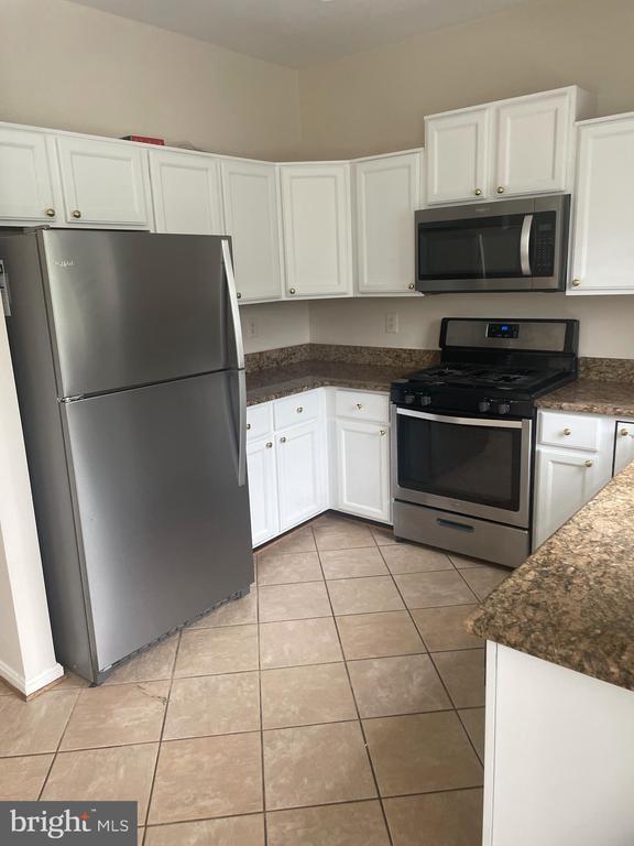 2463 Clover Field Cir in Herndon, VA - Building Photo - Building Photo