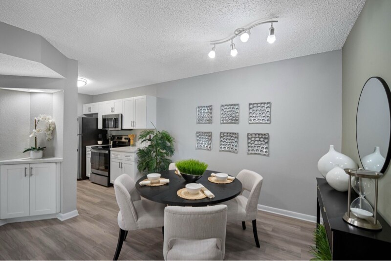 2133 Polo Gardens Dr in Wellington, FL - Building Photo