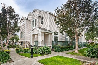 7 Breaker Ln in Redwood City, CA - Foto de edificio - Building Photo