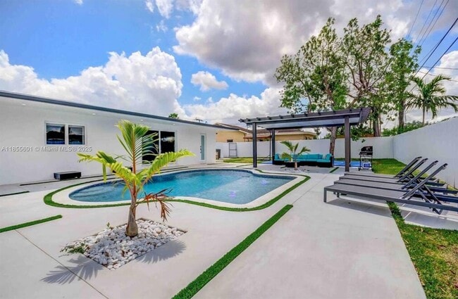 3530 SW 104th Ave in Miami, FL - Foto de edificio - Building Photo