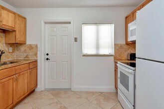 1050 SW 30th St, Unit 1-2 in Fort Lauderdale, FL - Building Photo - Building Photo