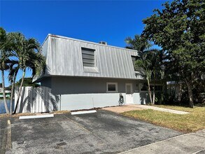 1361 NE 40th Pl in Oakland Park, FL - Building Photo - Building Photo