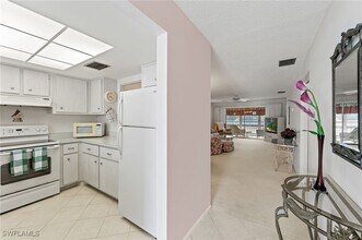 300 Valley Stream Dr in Naples, FL - Building Photo - Building Photo