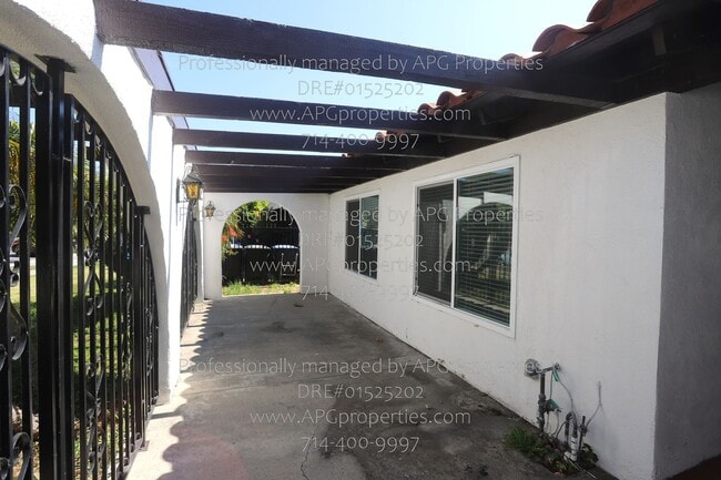 3324 S Olive St in Santa Ana, CA - Building Photo - Building Photo