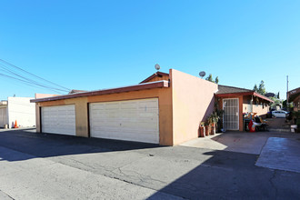 1905 E Grove Ave in Orange, CA - Building Photo - Building Photo