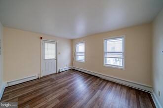 121 E Gay St in West Chester, PA - Foto de edificio - Building Photo