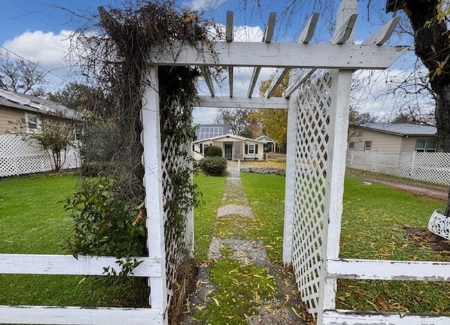 2352 Shasta St in Redding, CA - Building Photo - Building Photo