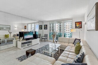 2301 COLLINS Ave in Miami Beach, FL - Building Photo - Building Photo