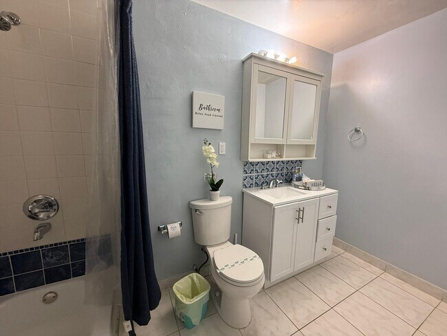 1298 NE 39th St in Oakland Park, FL - Building Photo - Building Photo