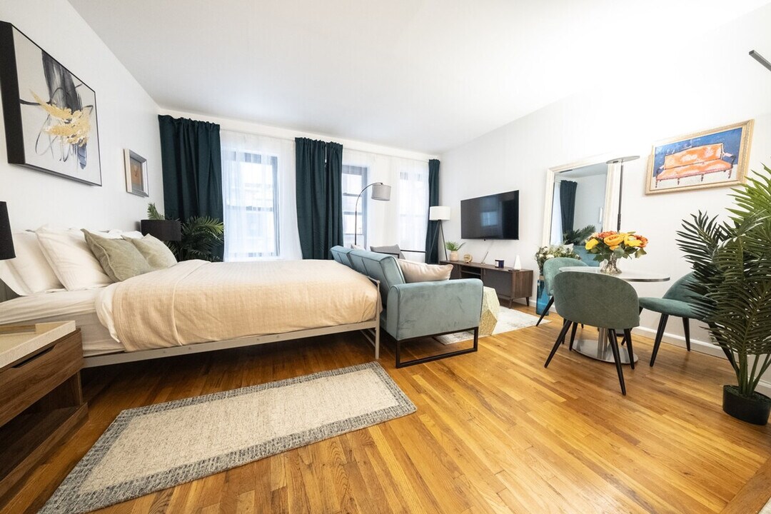 305 E 95th St in New York, NY - Building Photo