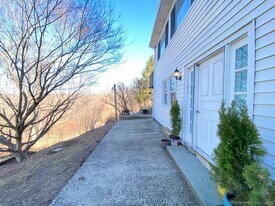 5 Hillside Dr in New Fairfield, CT - Building Photo
