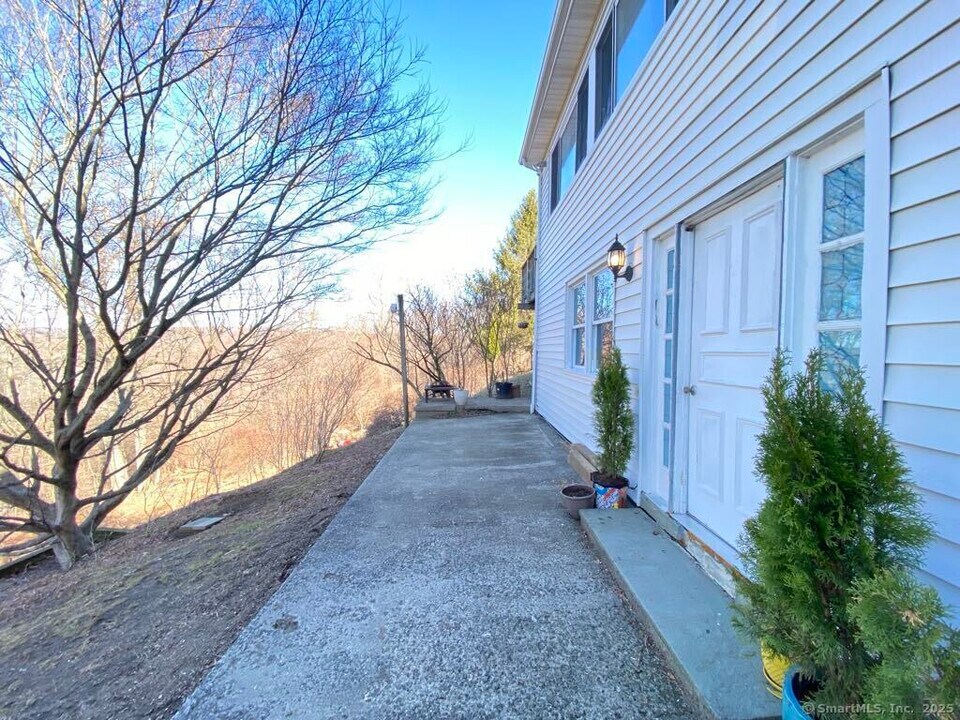 5 Hillside Dr in New Fairfield, CT - Building Photo