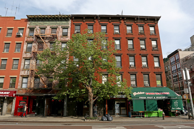 120 First Ave in New York, NY - Foto de edificio - Building Photo