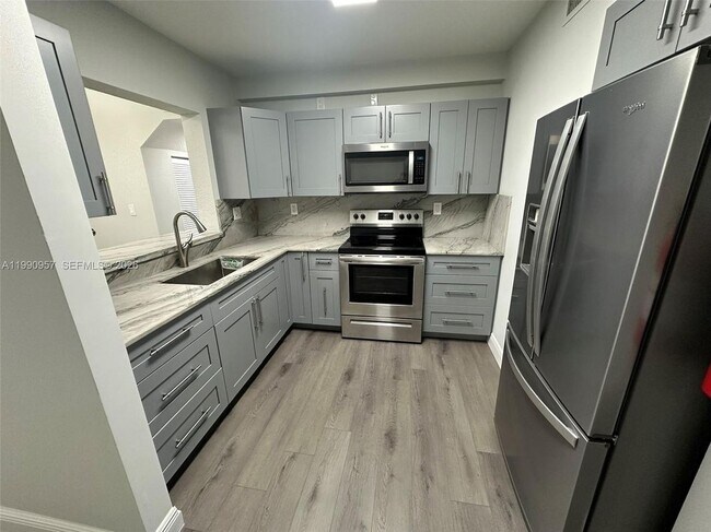 12005 SW 14th St in Miami, FL - Foto de edificio - Building Photo