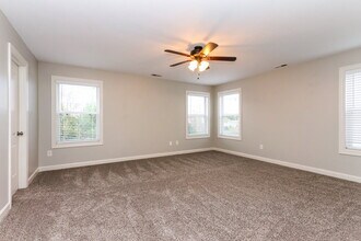 9718 Rhodes Ln in Avon, IN - Foto de edificio - Building Photo