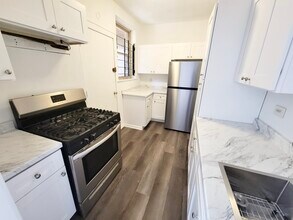 2212 E 70th St in Chicago, IL - Building Photo - Building Photo