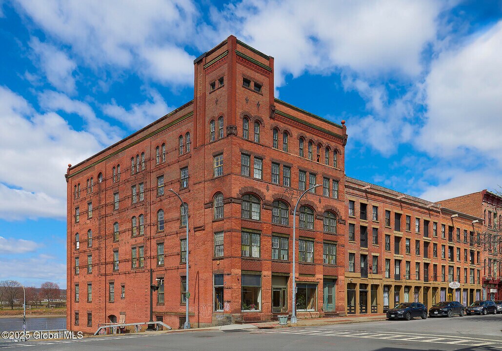 155 River St in Troy, NY - Building Photo