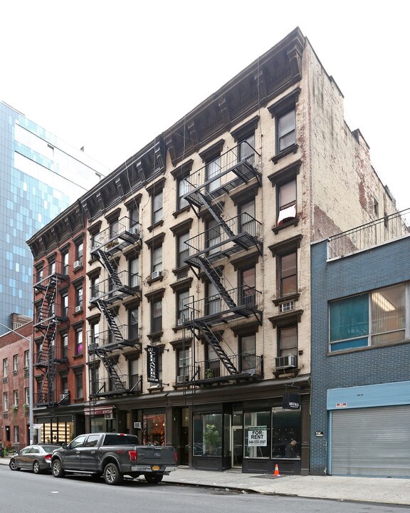 233 W 19th St in New York, NY - Building Photo