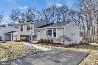 5922 Peregrine Dr in Burke, VA - Building Photo - Building Photo