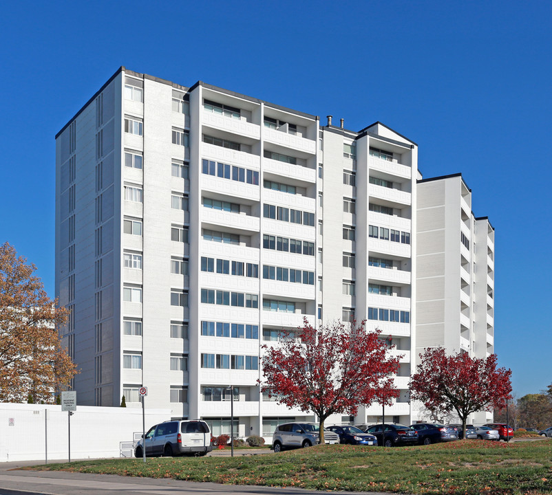 35 Towering Heights Blvd in St Catharines, ON - Building Photo