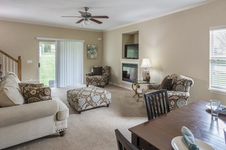 Pine Meadow Townhomes in Shawnee, KS - Foto de edificio - Interior Photo