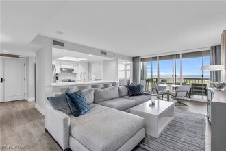 6573 Marissa Loop in Naples, FL - Foto de edificio - Building Photo
