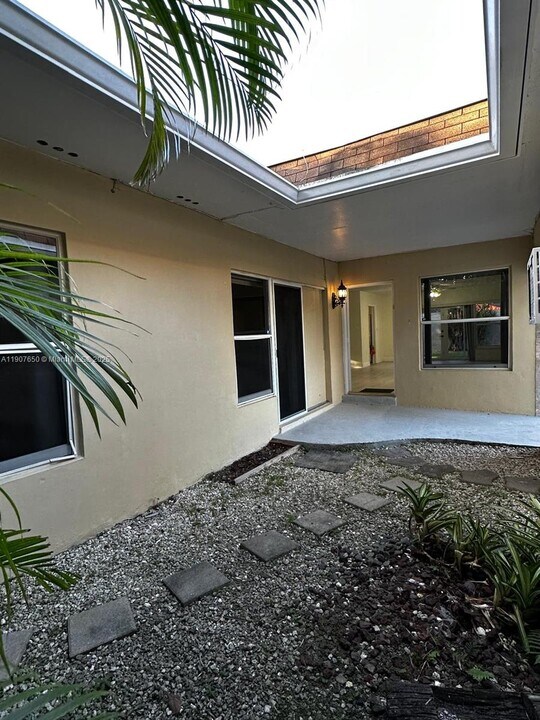 8420 SW 102nd Ave in Miami, FL - Building Photo