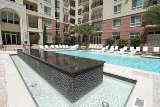 WaterWall Place in Houston, TX - Building Photo - Building Photo