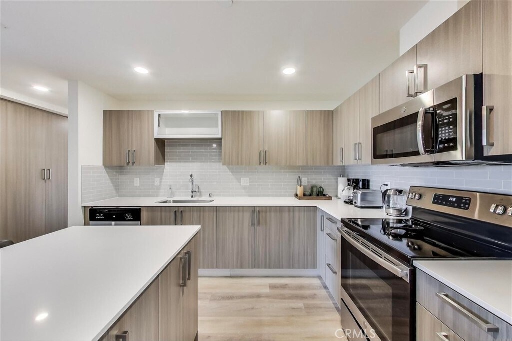 11616 Burbank Blvd in Los Angeles, CA - Building Photo