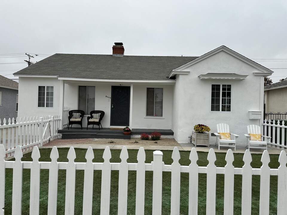 8409 Gonzaga Ave in Los Angeles, CA - Building Photo