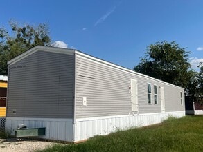 1201 Schley St in Eagle Lake, TX - Building Photo - Building Photo