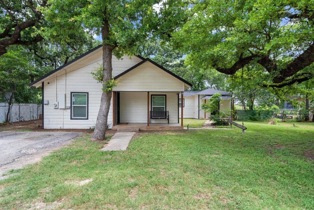 829 N Paddock Ave in Stephenville, TX - Building Photo