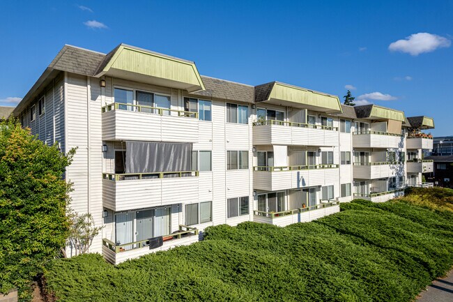 Mid-Century Modern West Seattle Apartment