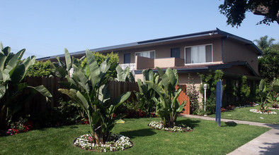 Sallie Lane Courtyard in Anaheim, CA - Building Photo - Building Photo