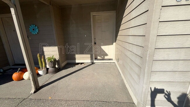 855 NE Larch Ave in Redmond, OR - Building Photo - Building Photo