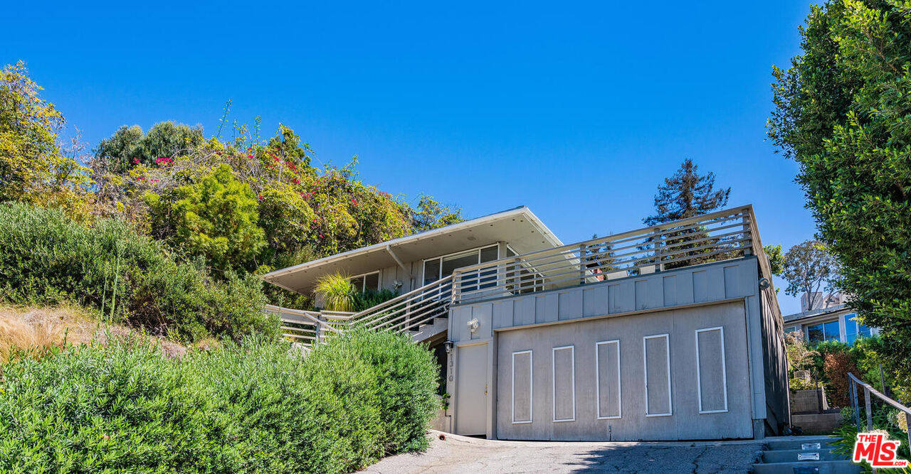 1310 Goucher St in Los Angeles, CA - Foto de edificio