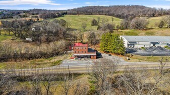 664 E Meeting St in Dandridge, TN - Building Photo