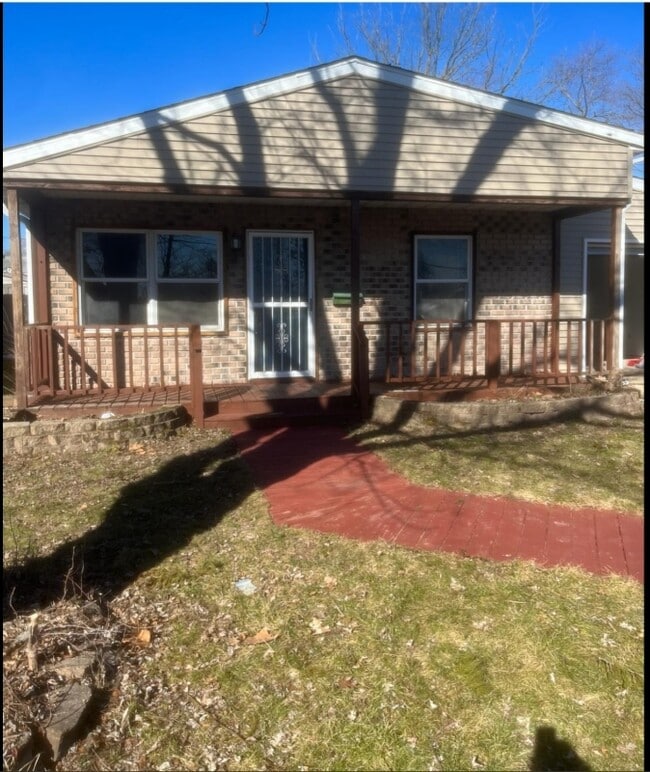 property at 1700 W Packard St