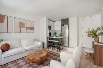 317w E 14th St in New York, NY - Foto de edificio - Building Photo