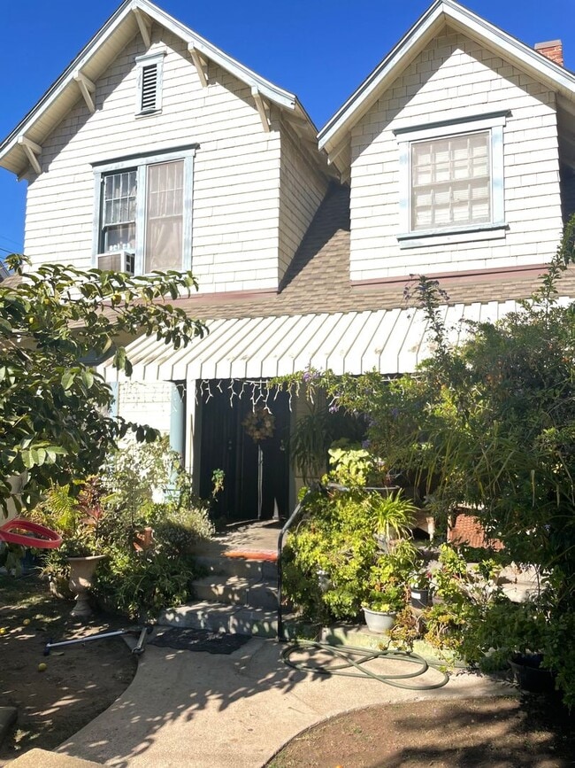 property at 417 W 10th St