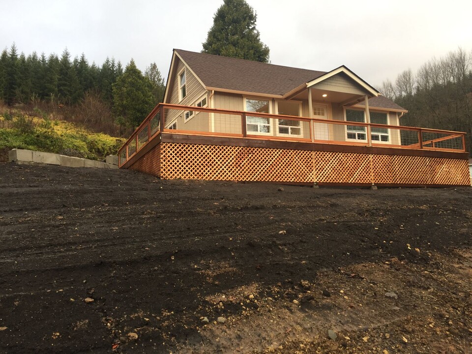 1807 Salzer Valley Rd in Centralia, WA - Building Photo