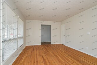 2740 Radcliffe Dr in Florissant, MO - Building Photo - Building Photo