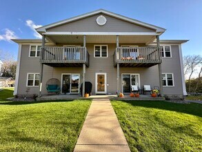 2046 Cliff Alex Ct S, Unit 3 in Waukesha, WI - Foto de edificio - Building Photo