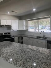 6138 Kenilwood Dr in Houston, TX - Building Photo - Building Photo
