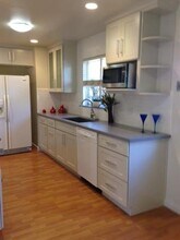 1676 Blue Jay Dr in Sunnyvale, CA - Foto de edificio - Building Photo
