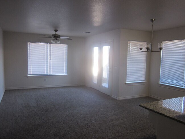 1102 Caprock St in Hereford, TX - Foto de edificio - Building Photo