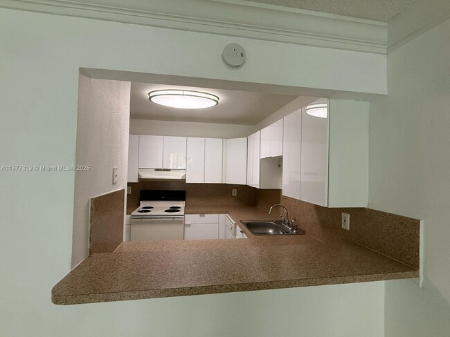 7000 NW 186th St in Hialeah, FL - Building Photo - Building Photo