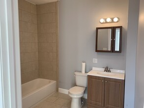 107 Chelsea St, Unit #1 in Boston, MA - Building Photo - Building Photo