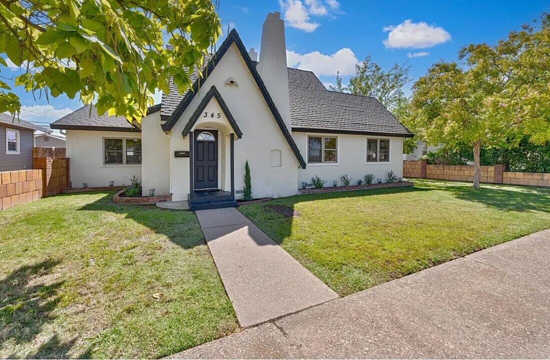 345 J St in Lincoln, CA - Building Photo